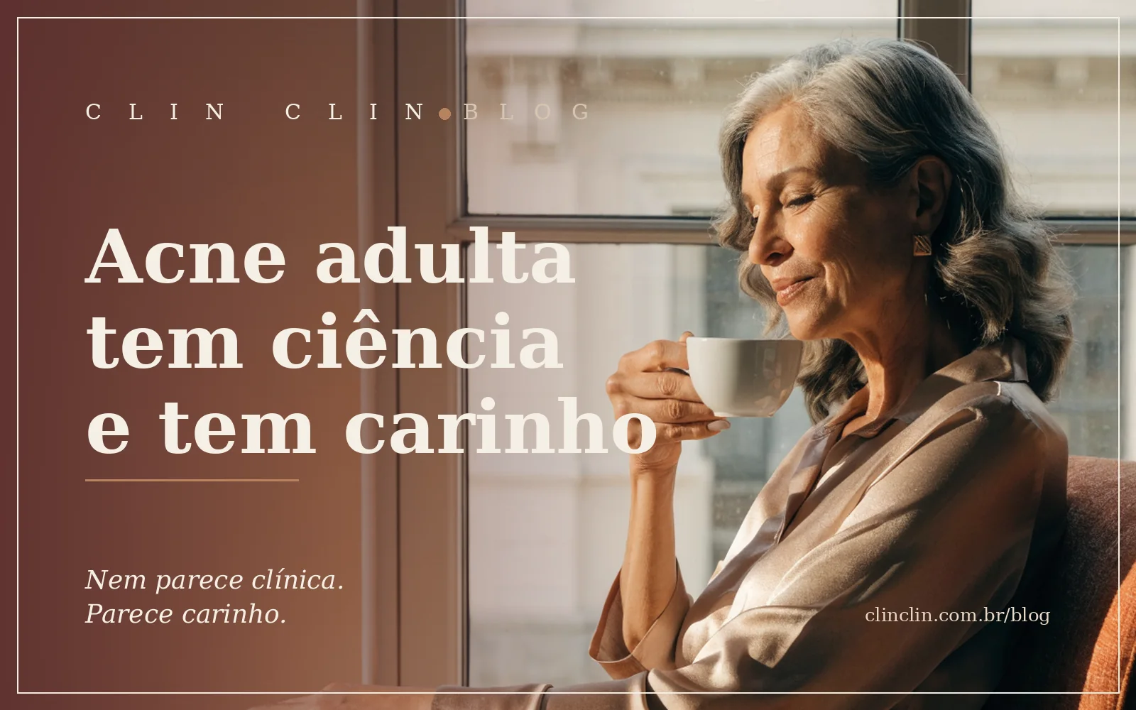 Mulher de uns 45 anos, cabelo grisalho ao natural, tomando café numa manhã de luz suave, expressão tranquila, à direita do quadro.