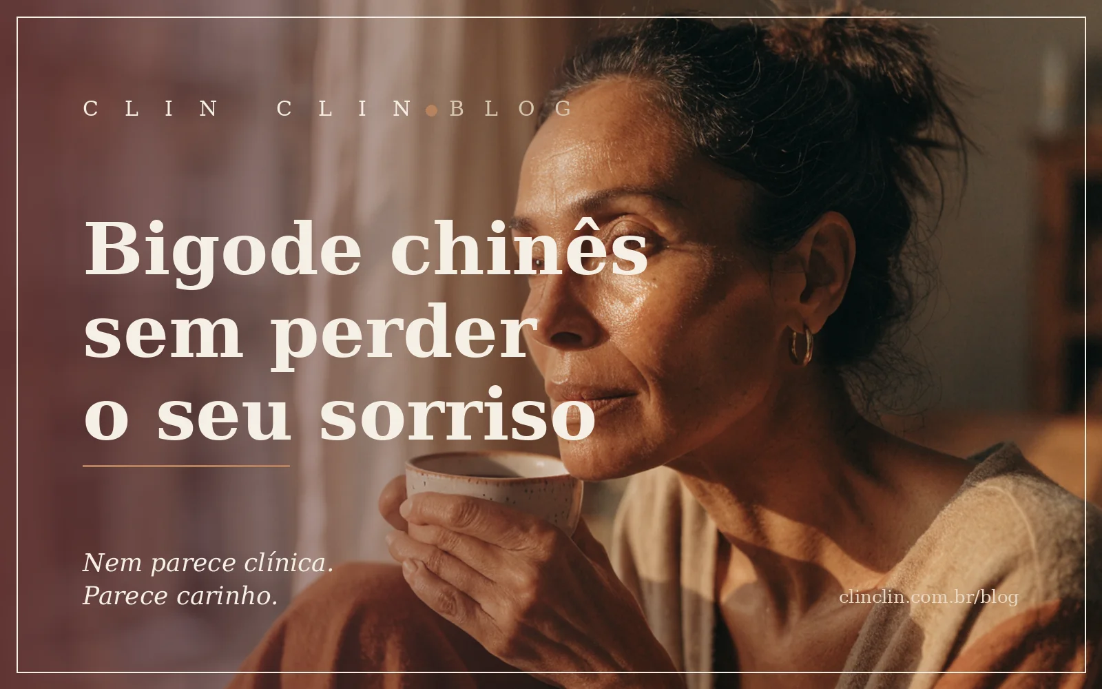 Mulher madura rindo de leve numa mesa de café da manhã junto à janela, luz quente da manhã de lado, xícara na mão e um caderno aberto, num momento espontâneo de quem gosta da própria companhia.