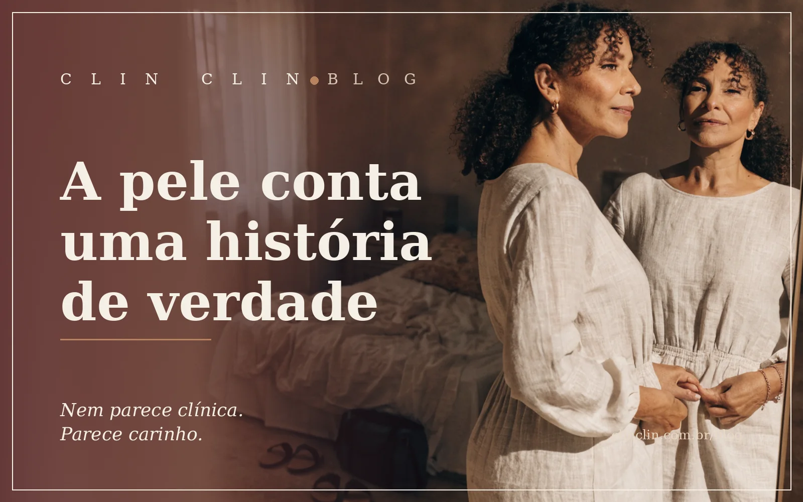 Mulher se vestindo diante do espelho pela manhã, luz quente entrando pela janela, expressão tranquila
