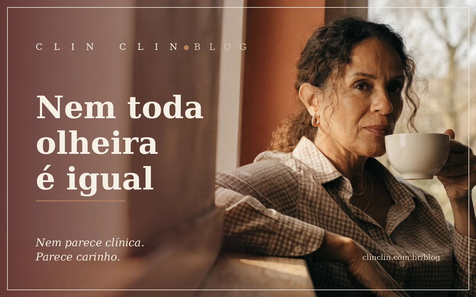 Mulher madura de cabelos grisalhos junto à janela numa manhã de inverno, xícara de café nas mãos, olhar sereno e descansado na luz quente