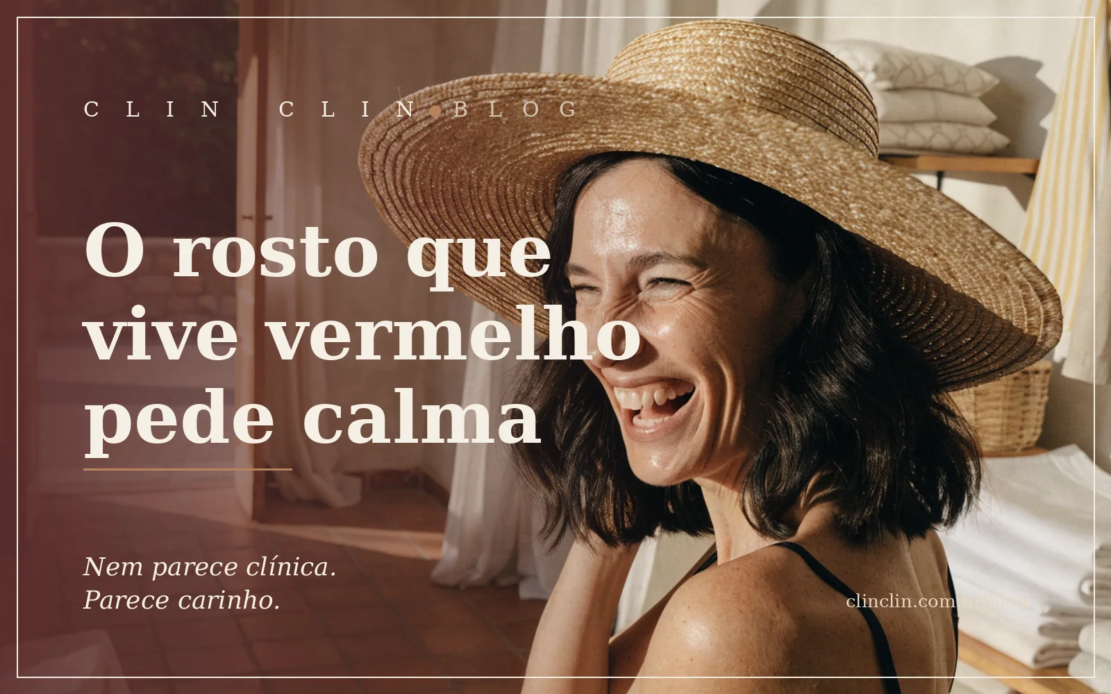 Mulher parda clara por volta dos quarenta anos, cabelo escuro ondulado na altura do ombro, de chapéu de palha de aba larga, olhando por cima do ombro e rindo alto numa loja de tecidos com a porta aberta para a luz quente do fim de tarde.