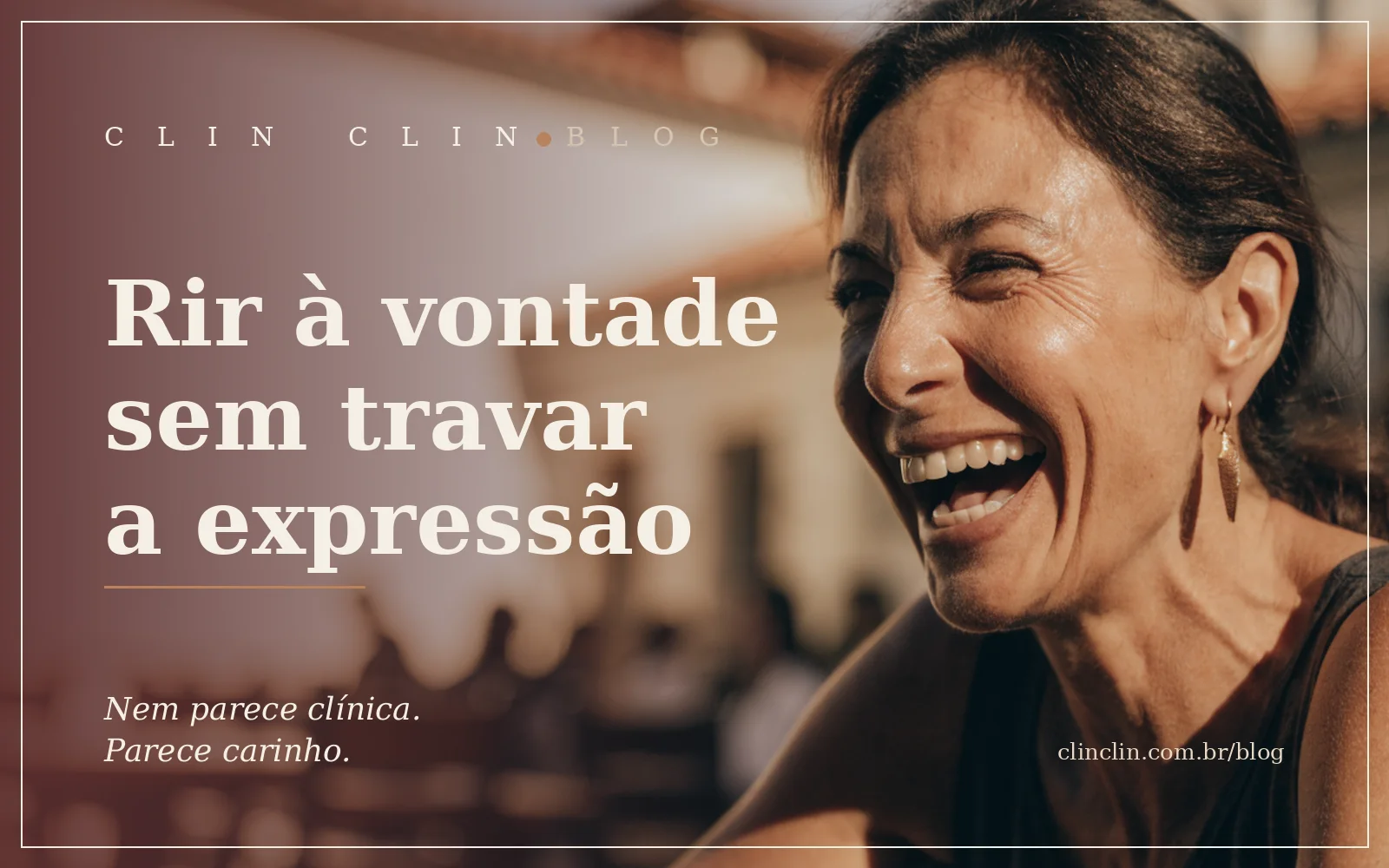 Mulher de uns cinquenta anos rindo de verdade num fim de tarde ao ar livre, luz quente dourada, o rosto relaxado e feliz.