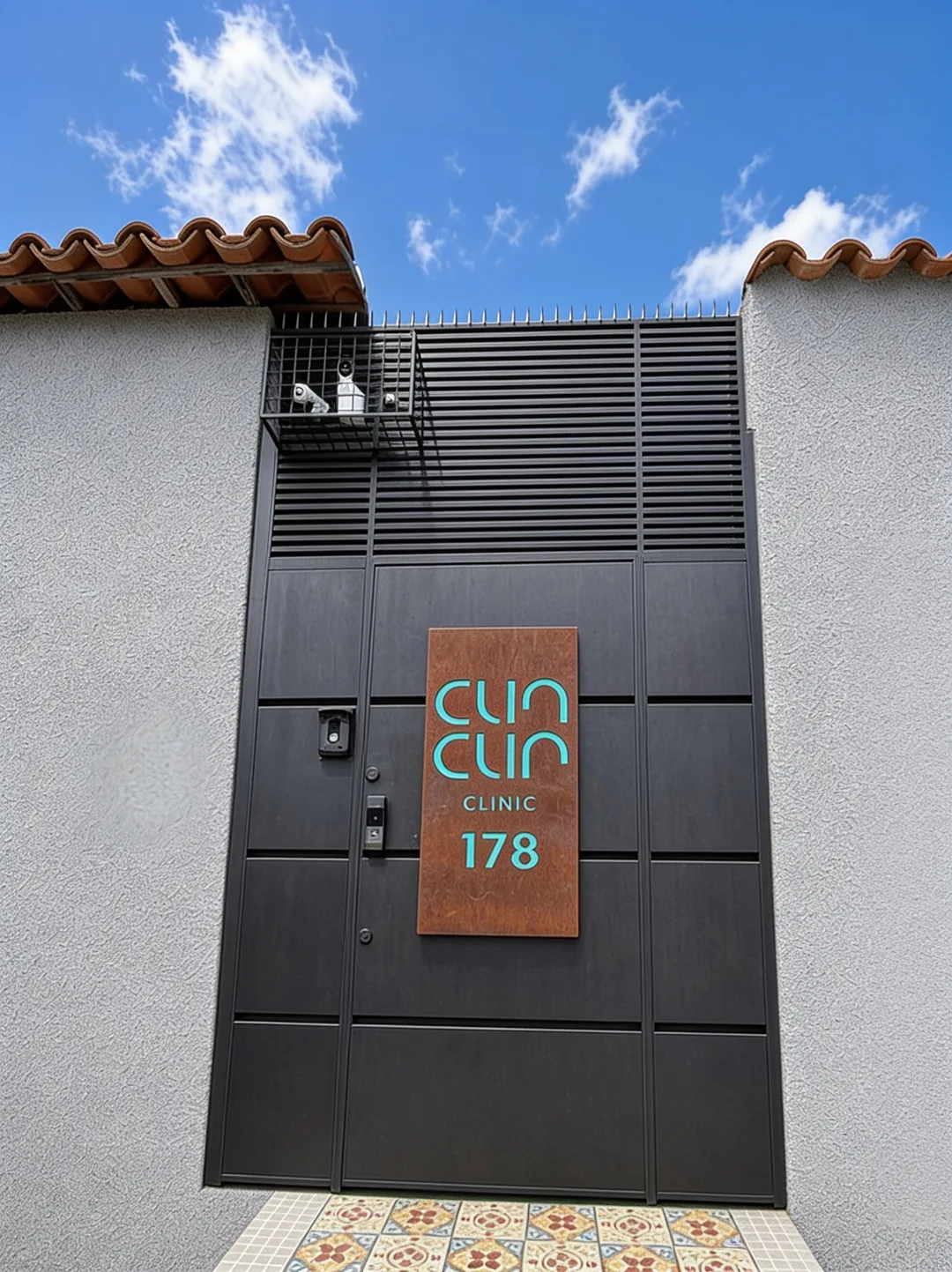 Fachada da Clin Clin na Cachoeirinha, Belo Horizonte, com a placa Clin Clin Clinic 178