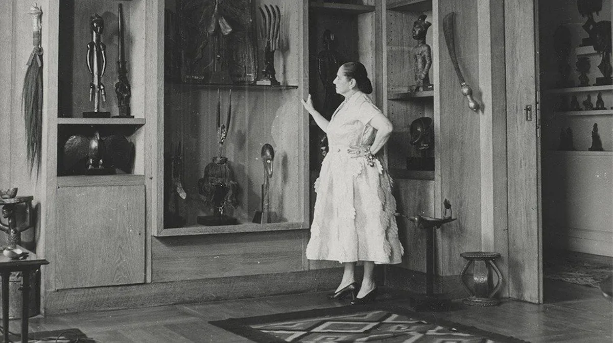 Mulher em galeria de arte, referência estética dos Instituts de Beauté parisienses
