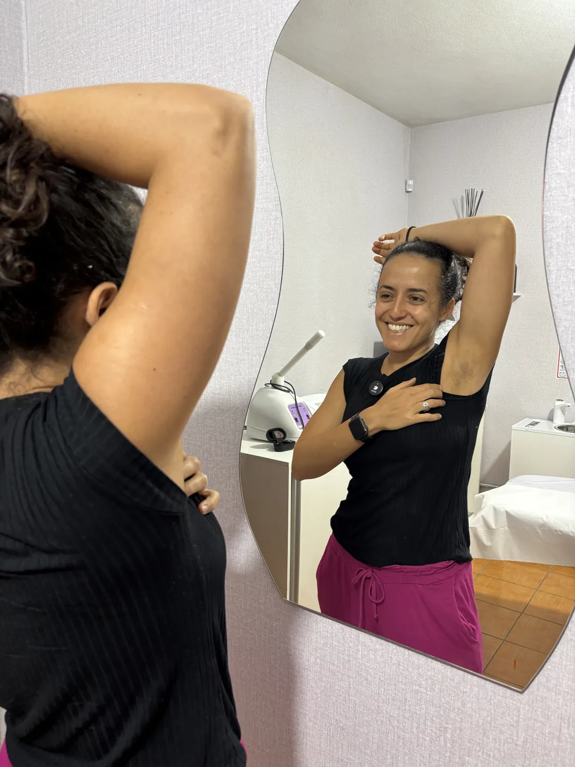 Cliente da Clin Clin mostrando a axila após depilação a laser, BH