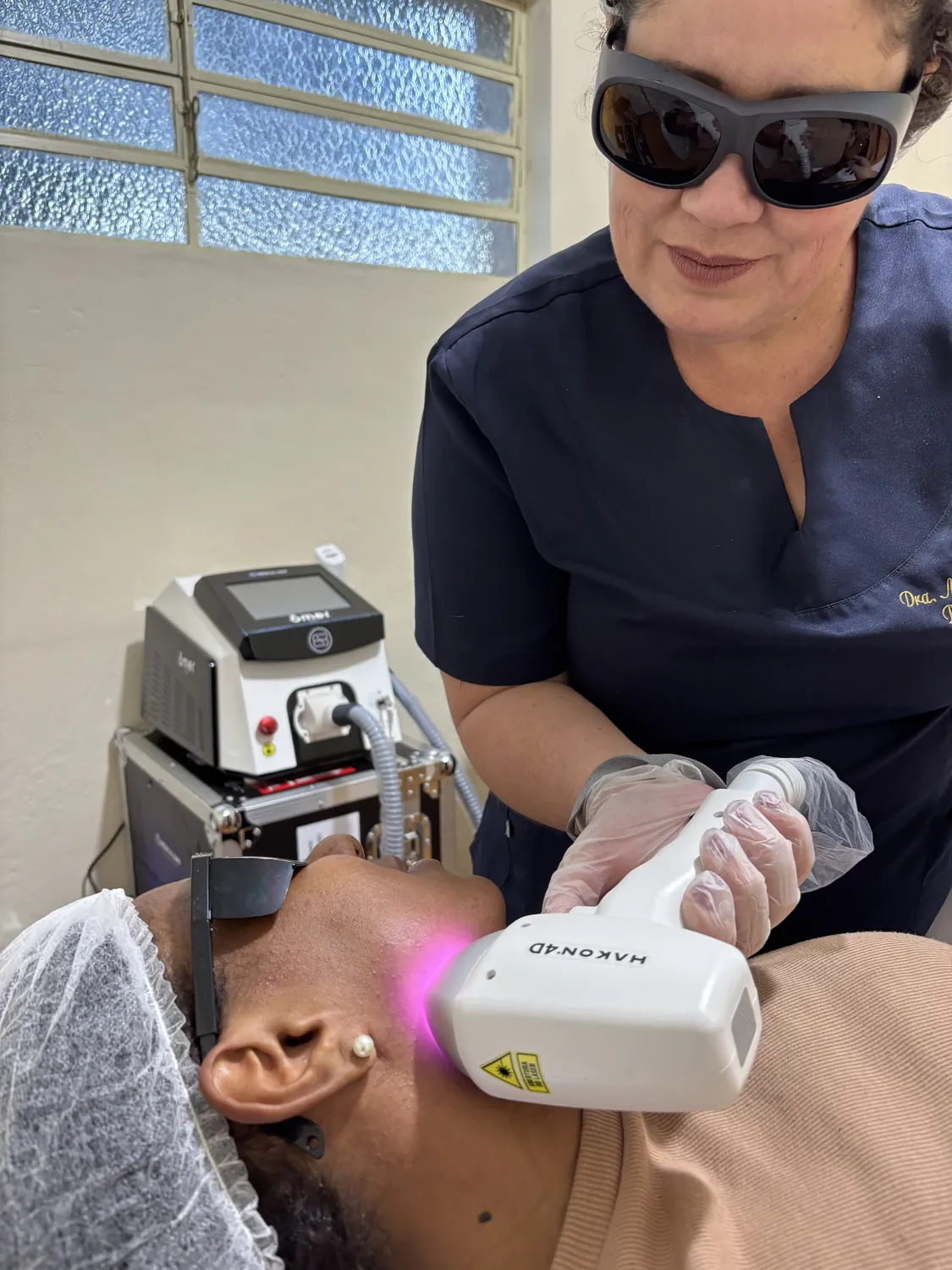 Dra. Marisa Kelly aplicando depilação a laser com o Hakon 4D no rosto de paciente de pele retinta na Clin Clin, BH