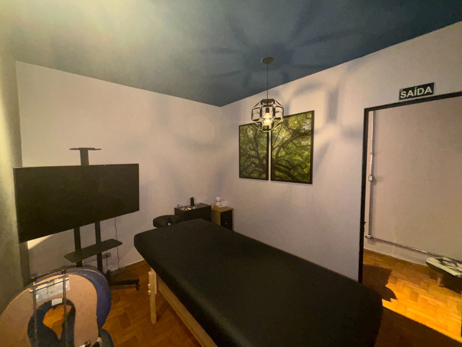 Sala de procedimento em meia-luz