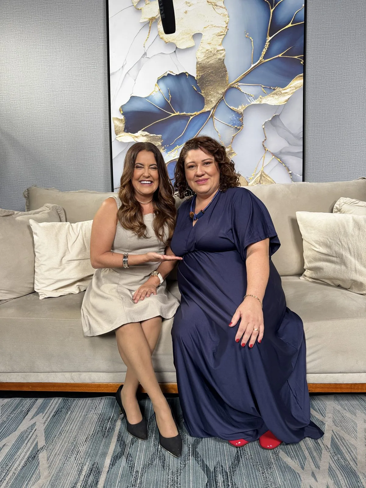 Dra. Marisa Kelly ao lado da apresentadora Melissa Paula no cenário do programa Saber Viver