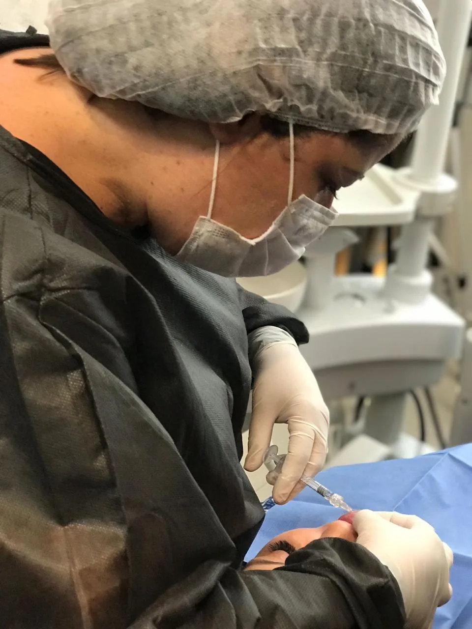 Dra. Marisa Kelly aplicando preenchimento labial com ácido hialurônico em paciente na Clin Clin, Belo Horizonte